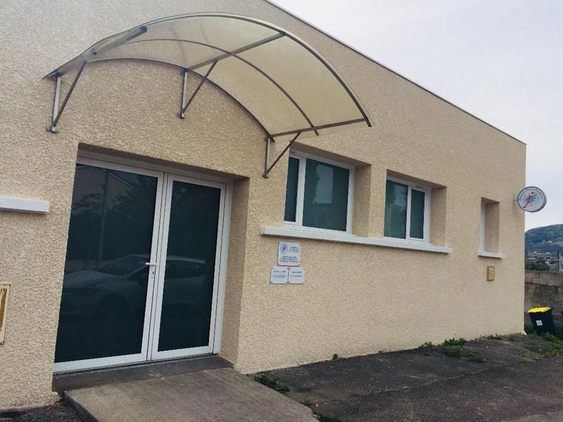 Local d'activités - 151 m² - 7 pièces