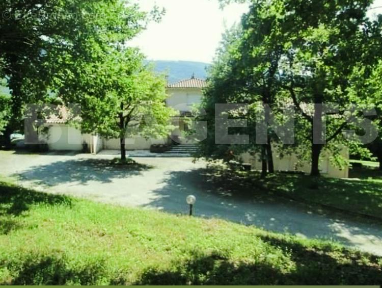 Propriété - 340 m² - 11 pièces