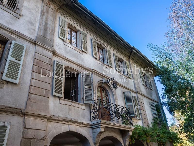 Maison - 1 131 m² - 15 pièces