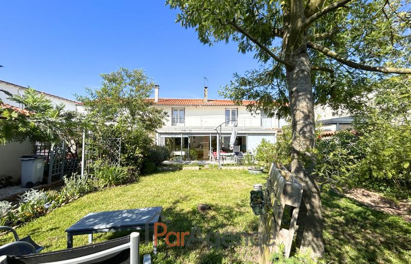 Maison - 247 m² - 9 pièces