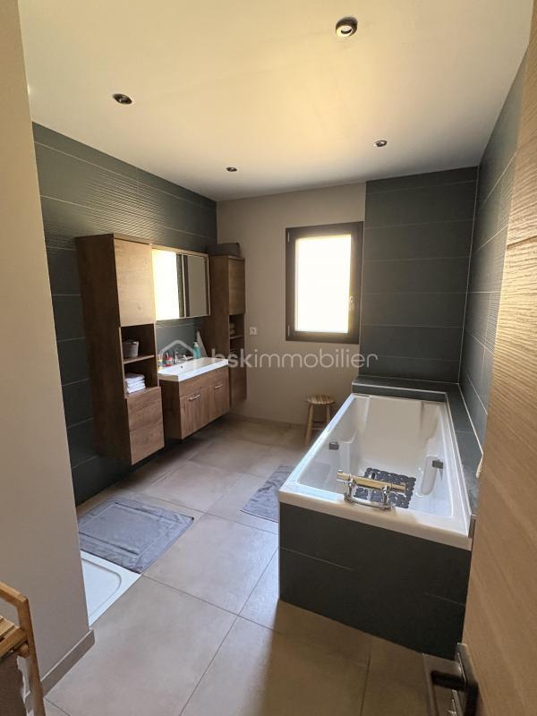 Pavillon - 180 m² - 8 pièces