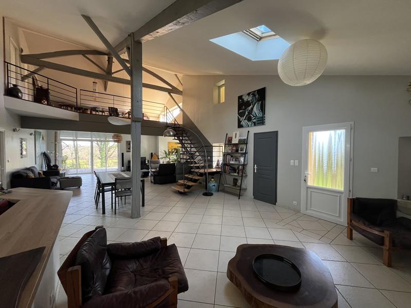 Maison - 259 m² - 5 pièces