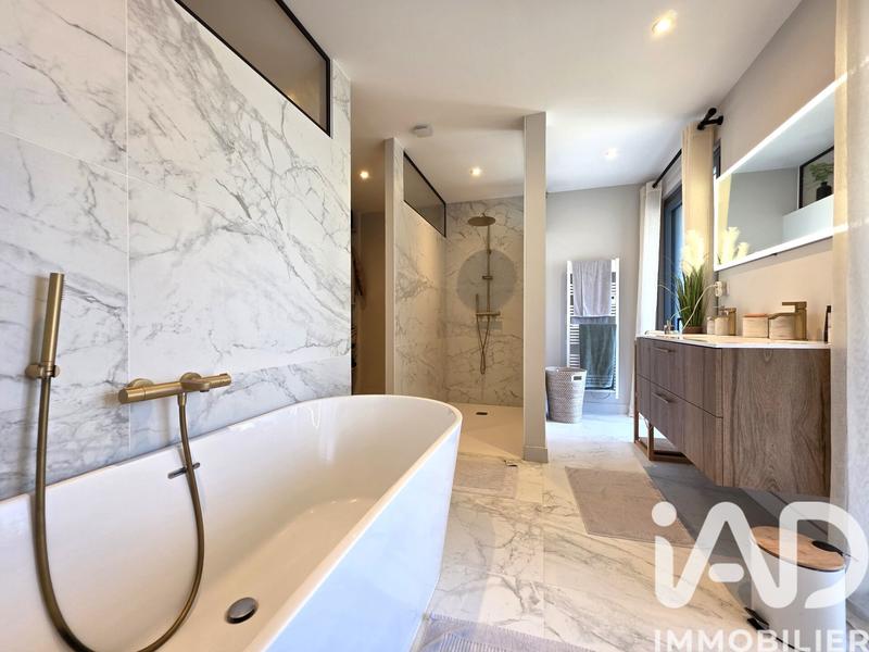 Maison - 210 m² - 7 pièces