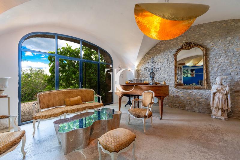 Mas - 466 m² - 13 pièces