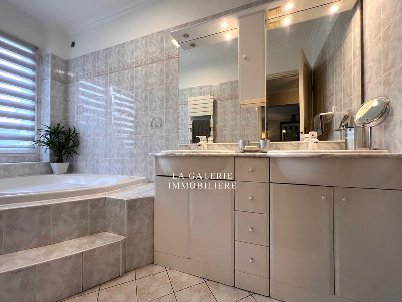 Maison - 186 m² - 8 pièces