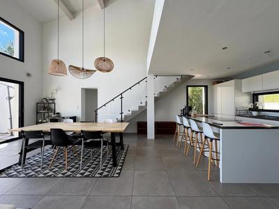 Maison - 187 m² - 7 pièces