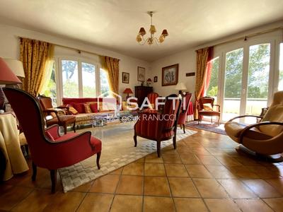 Maison - 233 m² - 9 pièces