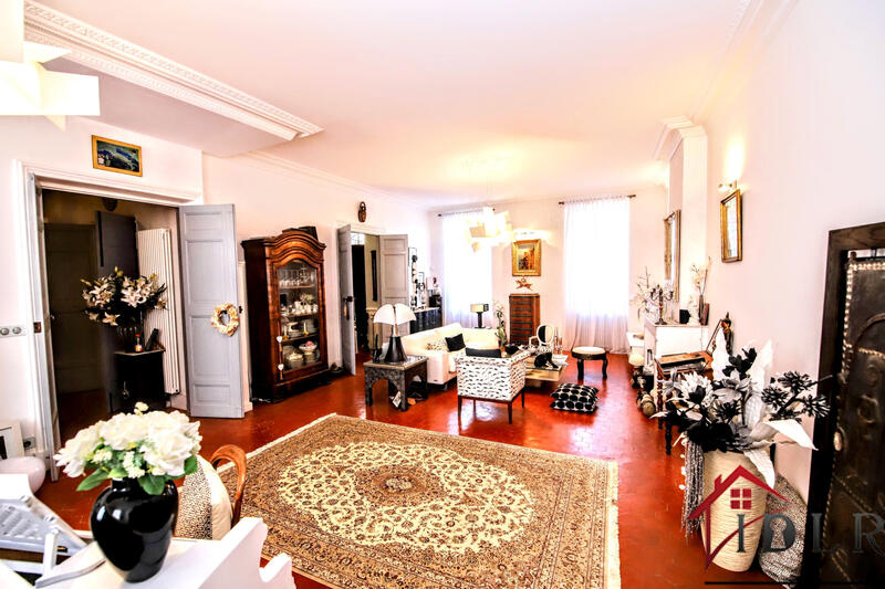 Maison - 360 m² - 16 pièces