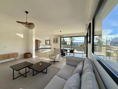 Maison - 212 m² - 7 pièces