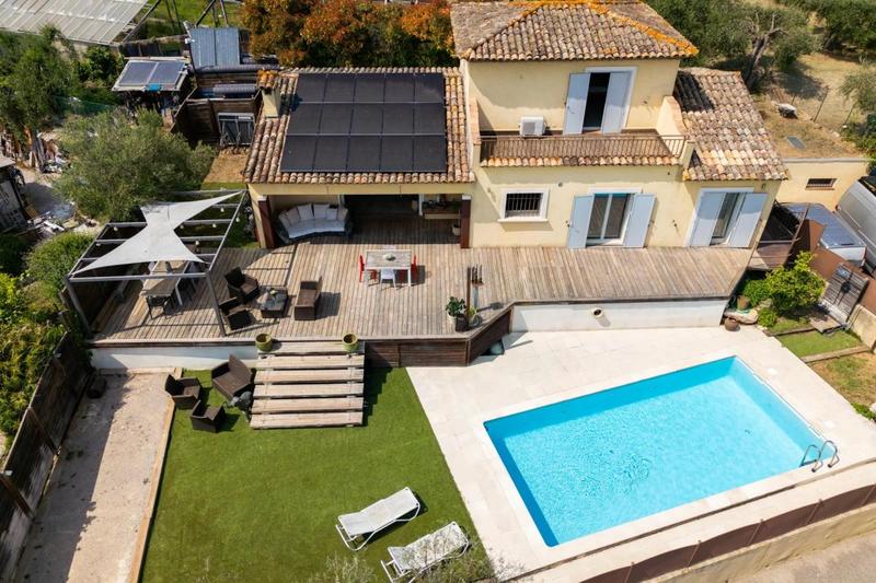 Villa - 300 m² - 4 pièces