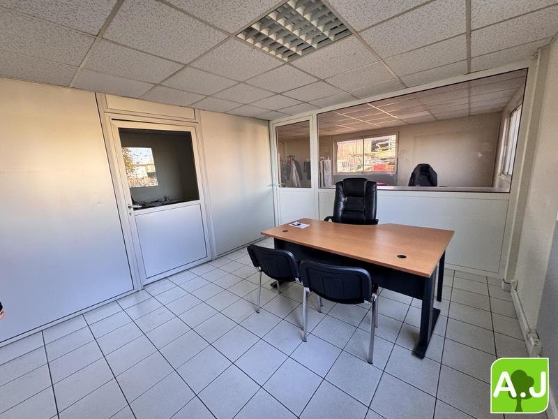 Local commercial - 900 m² - 3 pièces