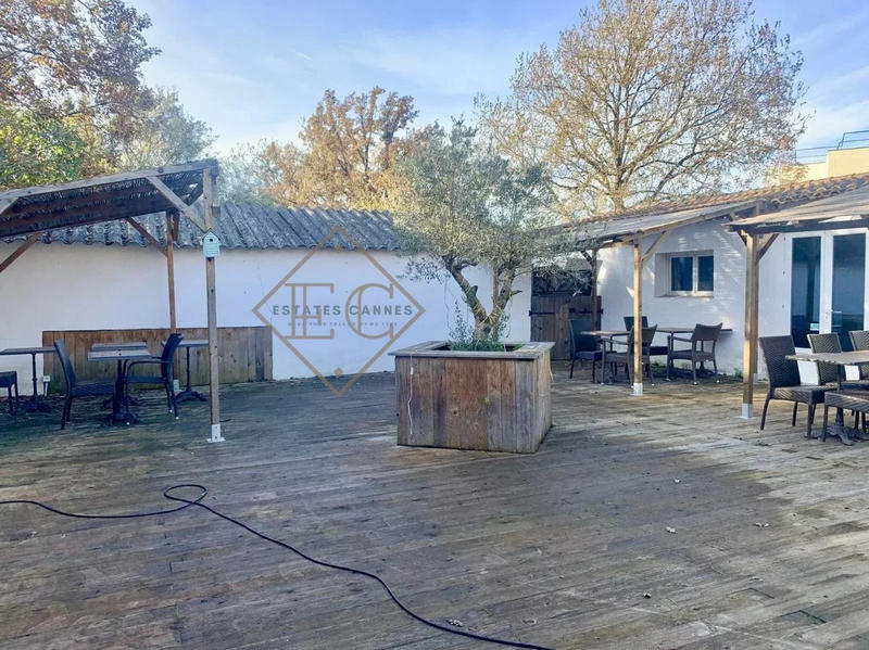 Local commercial - 215 m² - 4 pièces