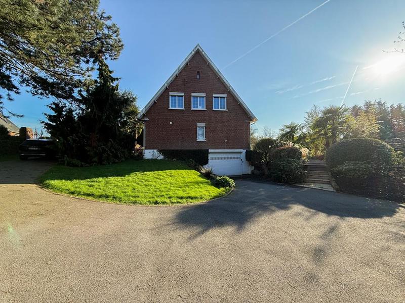 Maison - 220 m² - 12 pièces