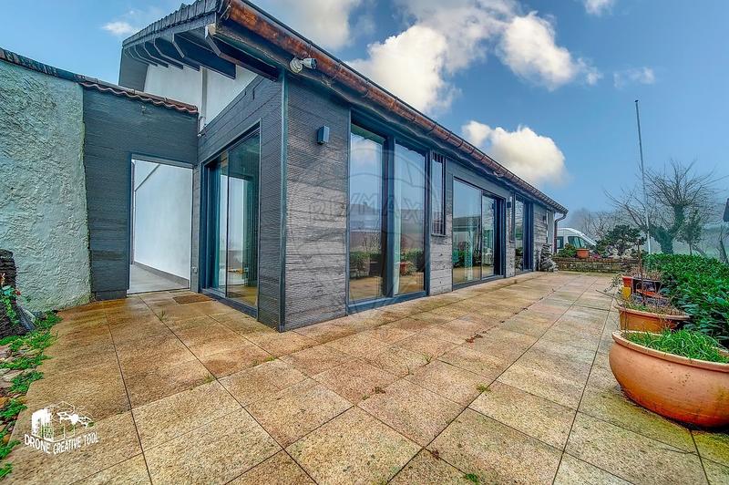 Maison - 275 m² - 8 pièces