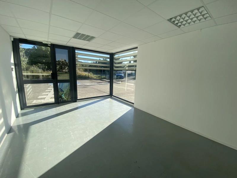 Entrepôt - 684 m² - 13 pièces