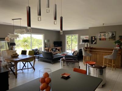 Maison - 180 m² - 6 pièces