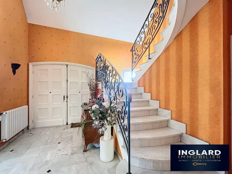 Maison - 243 m² - 10 pièces