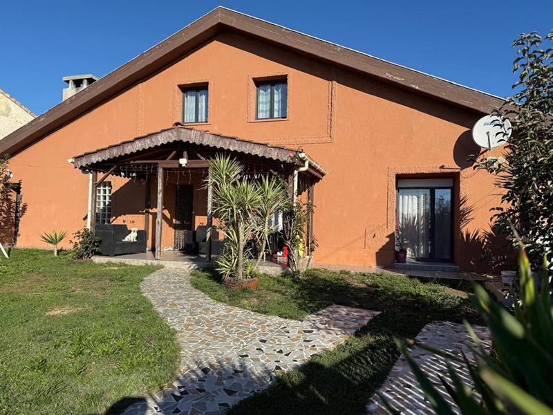 Maison - 220 m² - 8 pièces