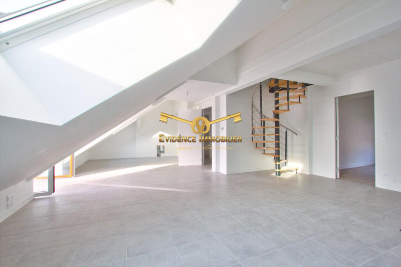 Appartement - 93 m² - 5 pièces