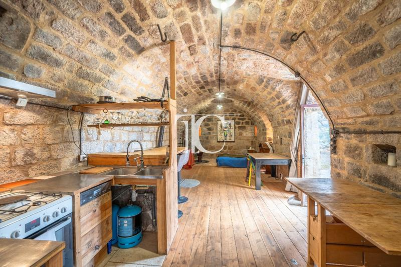 Maison - 275 m² - 11 pièces