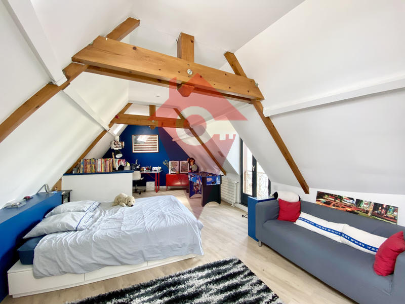 Maison - 210 m² - 8 pièces