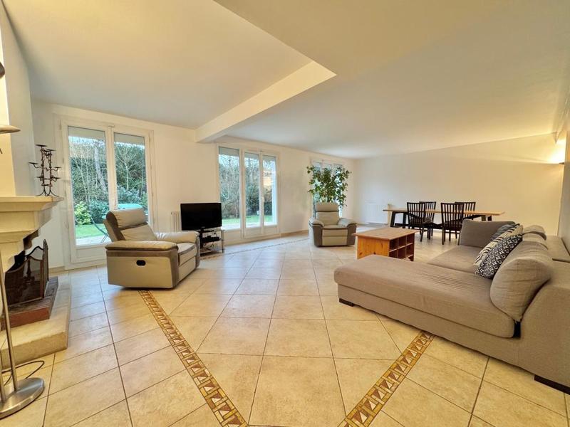 Maison - 220 m² - 6 pièces