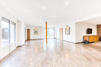 Maison traditionnelle - 246 m² - 8 pièces