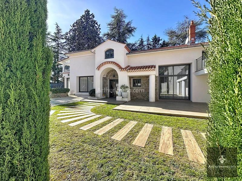 Maison - 270 m² - 8 pièces