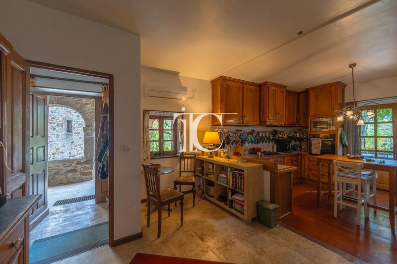 Maison - 302 m² - 8 pièces