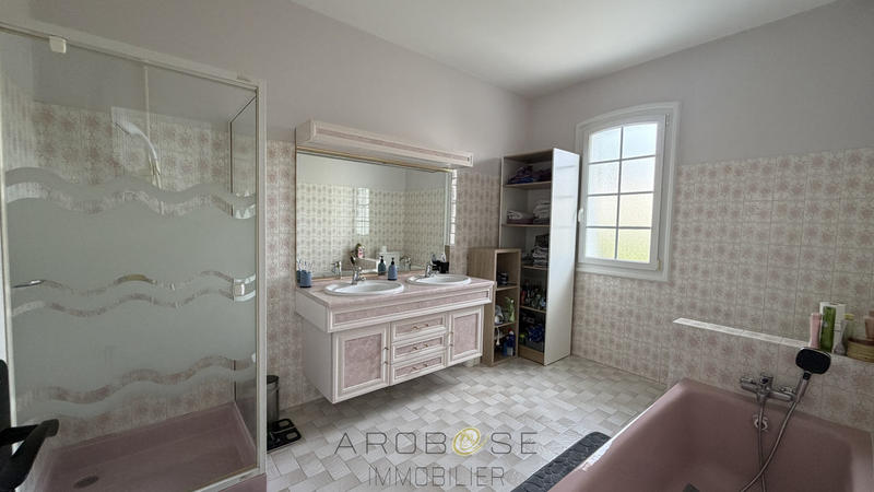 Maison traditionnelle - 220 m² - 7 pièces