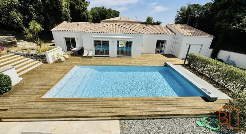 Maison traditionnelle - 274 m² - 11 pièces