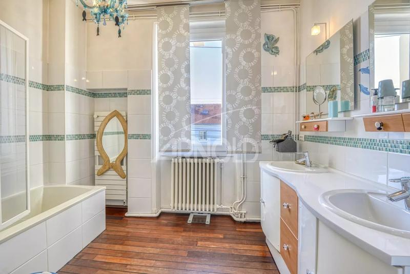 Maison - 217 m² - 8 pièces