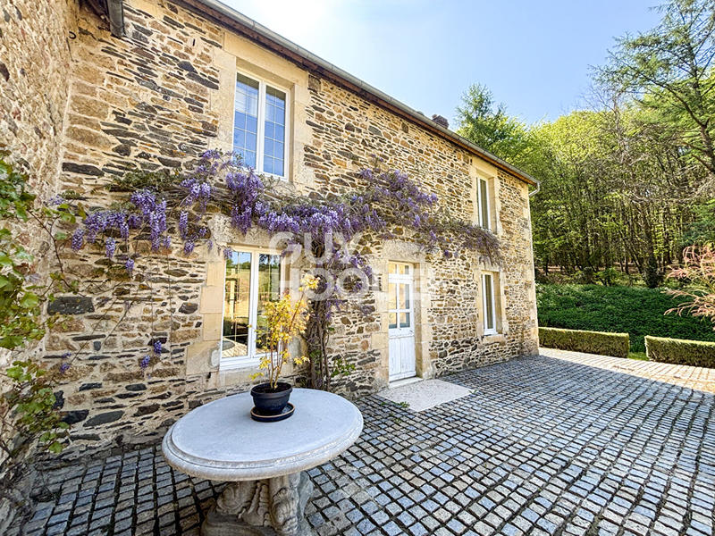 Maison - 460 m² - 16 pièces