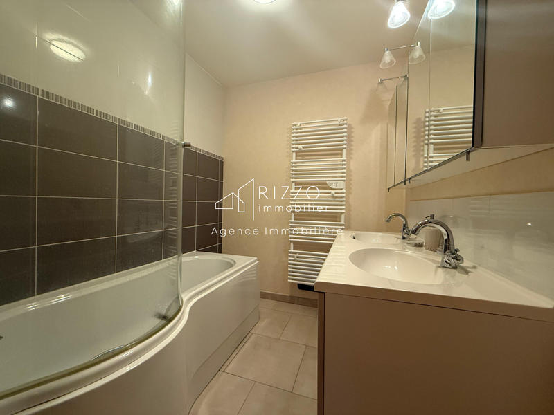 Maison - 196 m² - 8 pièces