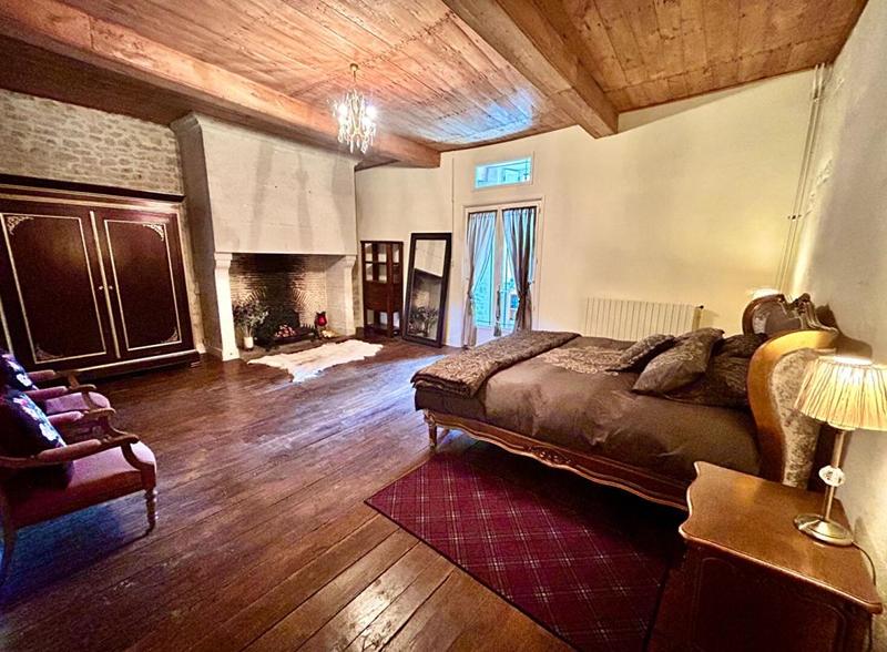 Demeure - 351 m² - 15 pièces