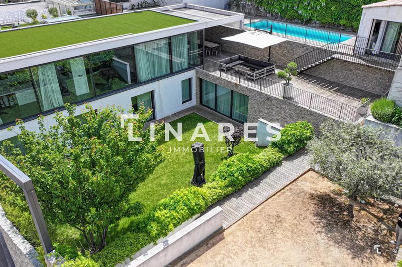 Villa - 300 m² - 6 pièces