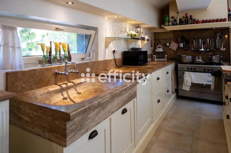 Maison - 277 m² - 12 pièces