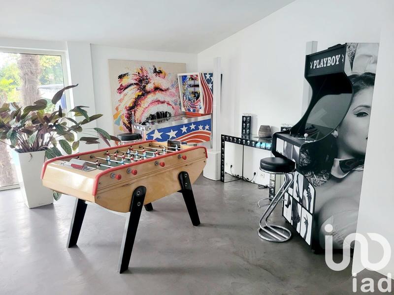 Maison - 330 m² - 8 pièces