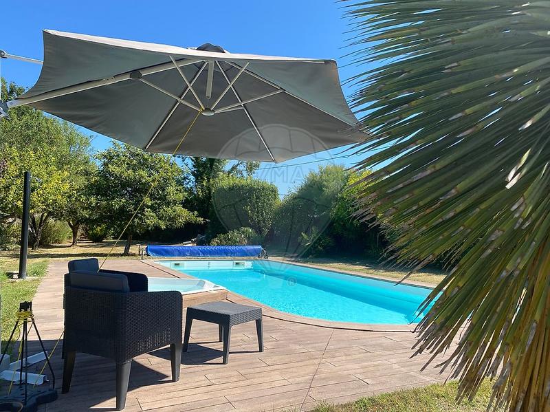 Maison - 220 m² - 8 pièces