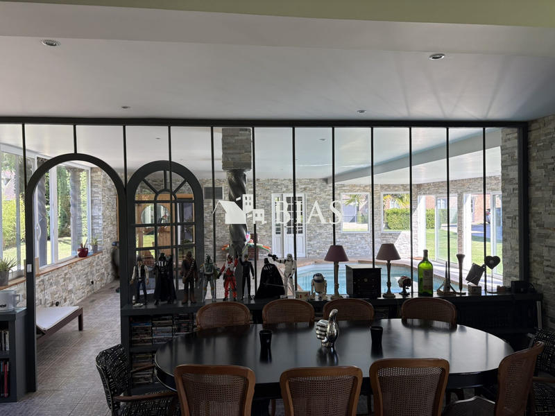 Maison - 280 m² - 8 pièces