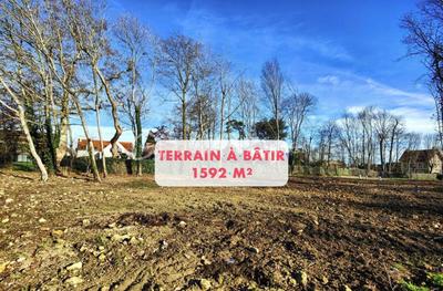Terrain - 1 592 m²