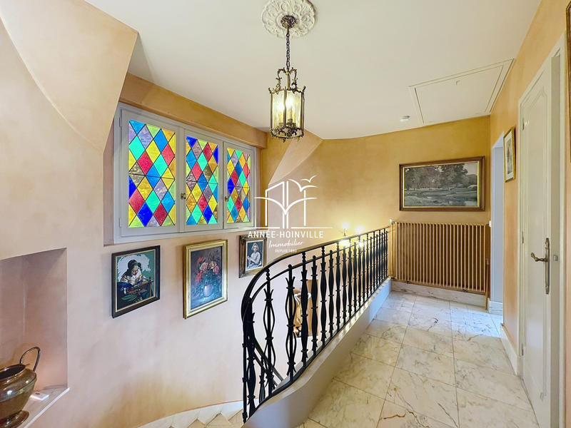 Villa - 266 m² - 8 pièces