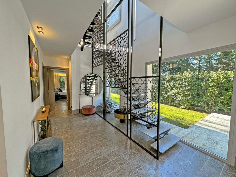 Maison - 220 m² - 6 pièces