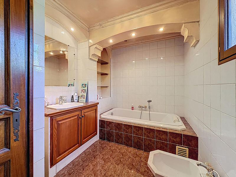 Maison - 251 m² - 9 pièces