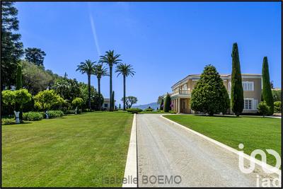 Maison - 555 m² - 15 pièces