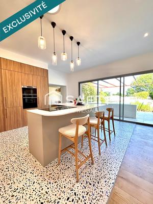 Maison - 284 m² - 8 pièces