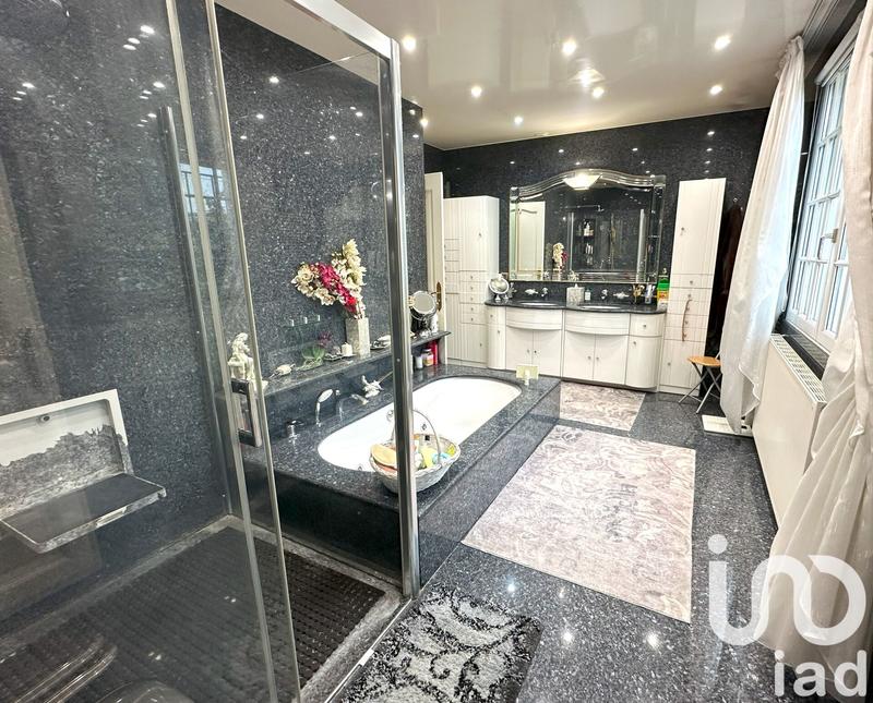 Maison - 390 m² - 11 pièces