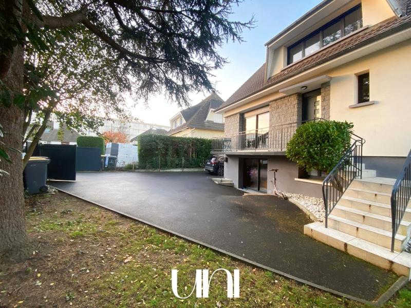 Maison - 208 m² - 9 pièces