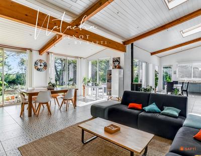 Maison - 210 m² - 8 pièces