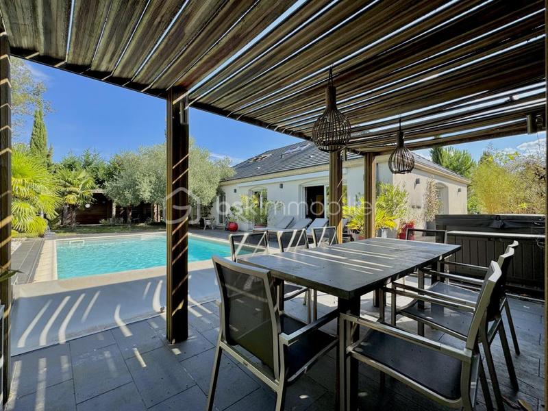 Maison - 250 m² - 8 pièces